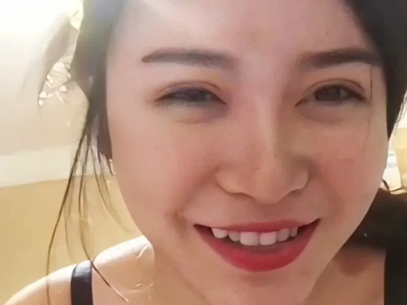 Dì cháu lâu lâu mới gặp nhau đi ăn mà cháu bắt liếm củ khoải ăn chuối